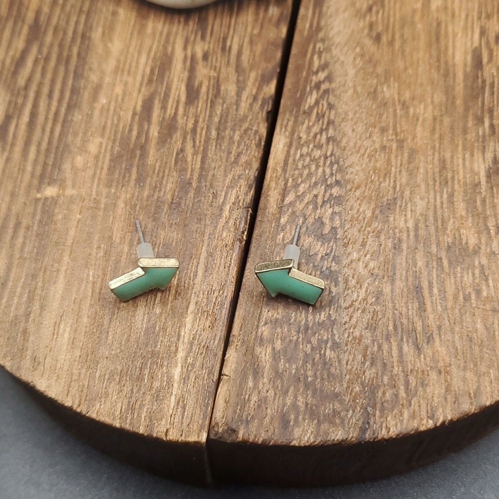 E865 seafoam green arrowā earrings - Picture 2 of 2